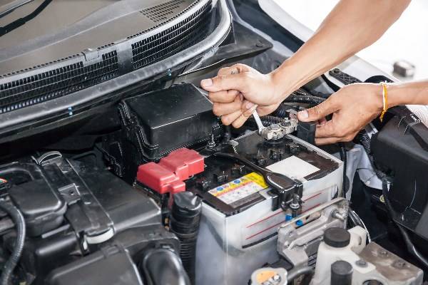 Eine schwache Batterie kann nicht genügend Leistung für den Anlasser aufbringen. Batterie wechseln