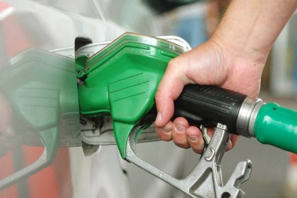 Ohne Kraftstoff kann der Motor nicht anspringen. Kraftoff tanken an Zapfsäule