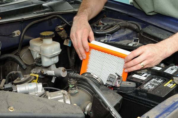 Der Luftfilter sollte regelmäßig gewechselt werden. neuen Luftfilter einbauen