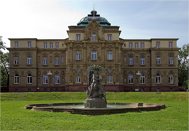 Der Bundesgerichtshof in Karlsruhe hat den Weg für Dashcams in Autos frei gemacht. BGH - Erbgroßherzogliches Palais