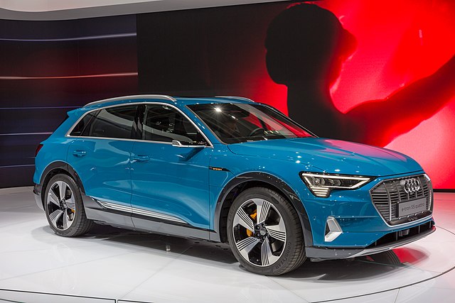 Mit dem Audi e-tron 2018 wendet sich die VW-Tochter an betuchte Kunden. Audi e-tron 2018