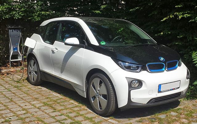 Den BMW i3 gibt es bereits in der 2. Generation mit größerem Akku. BMW i3