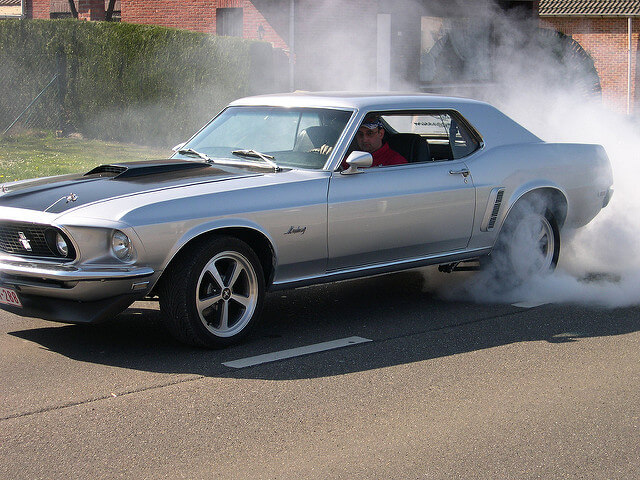 Nicht alles was Spaß macht oder sich an Fahrverhalten eingeschlichen hat, ist gut fürs Auto oder den Geldbeutel. Beim Burnout quietschen die Reifen.