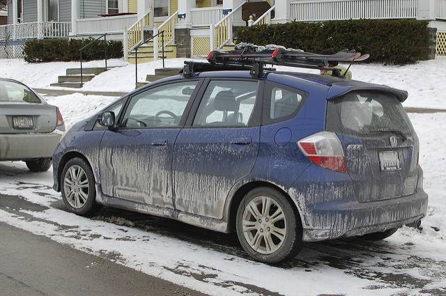 Die Winterspuren sollte man zeitnah entfernen, damit das Auto keinen Schaden nimmt. ein dreckiges Auto