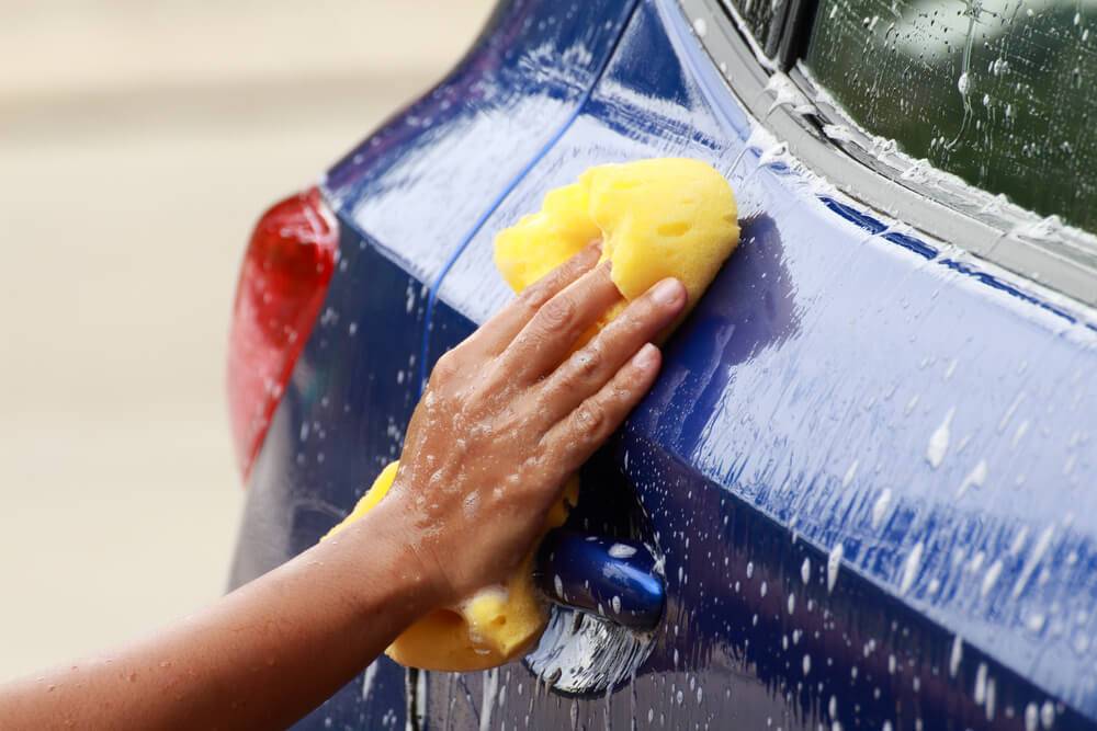 Wir empfehlen, das Auto per Hand von oben nach unten zu waschen. Handwäsche Auto