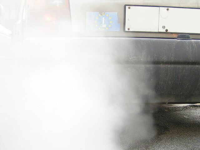 Lassen Sie den Auspuff bzw. die Abgasanlage überprüfen, wenn es im Auto nach Abgasen riecht. Abgas eines Autos