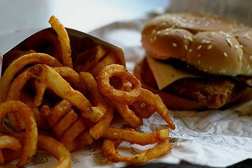 Essen im Auto? Lieber nicht. Fast Food - Burger und Pommes