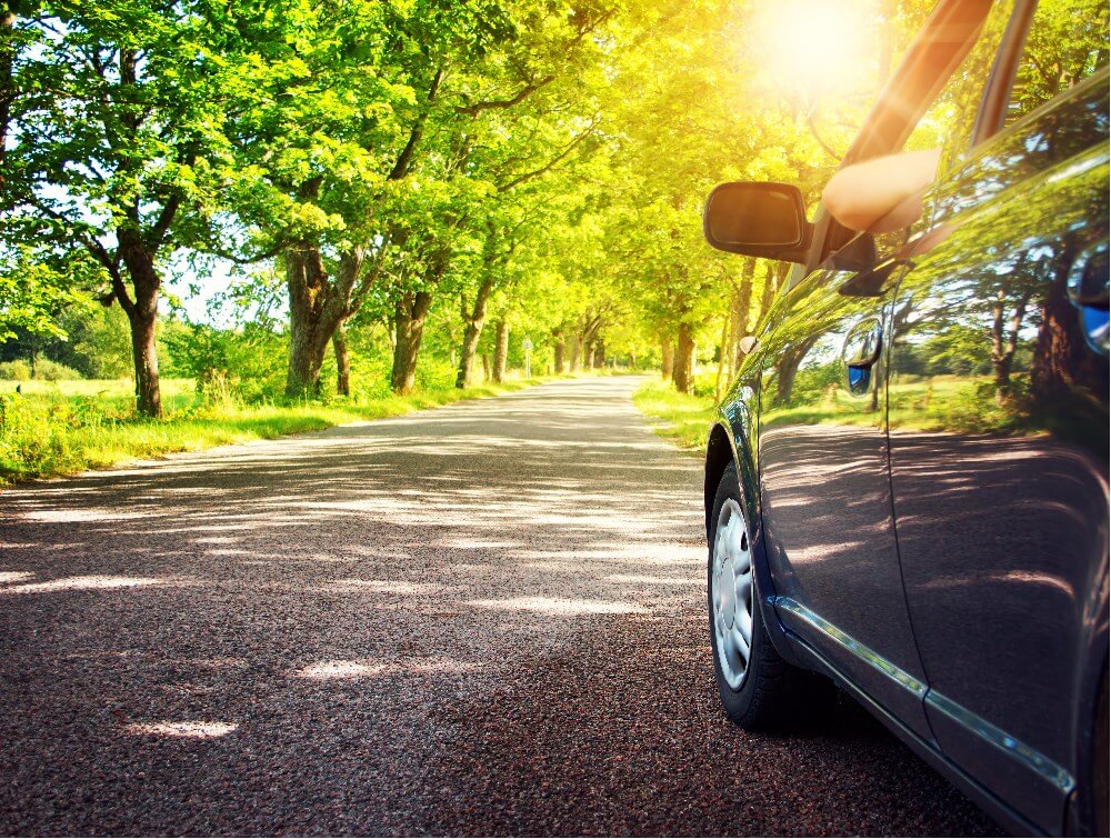 Im Sommer kann die Hitze im Auto unterträglich werden. Wir geben Tipps, was Sie dagegen tun können. Auto im Sommer