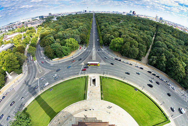 mehrspuriger Kreisverkehr um die Siegessule in Berlin