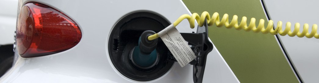 E-Autos bieten einige Vorteile, doch lohnen sie sich schon? Elektroauto mit Ladekabel