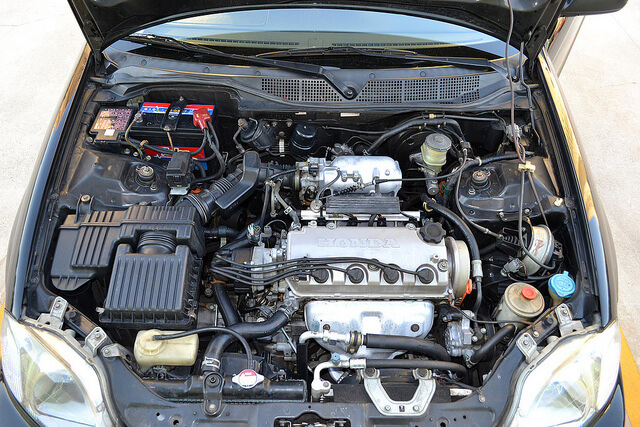 Eine regelmäßige Pürung nach dem Wolke-Schema schützt vor bösen Überraschungen. Motorraum eines Honda