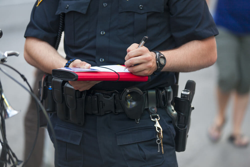 Polizist beim Ausstellen eines Verwarngeldes