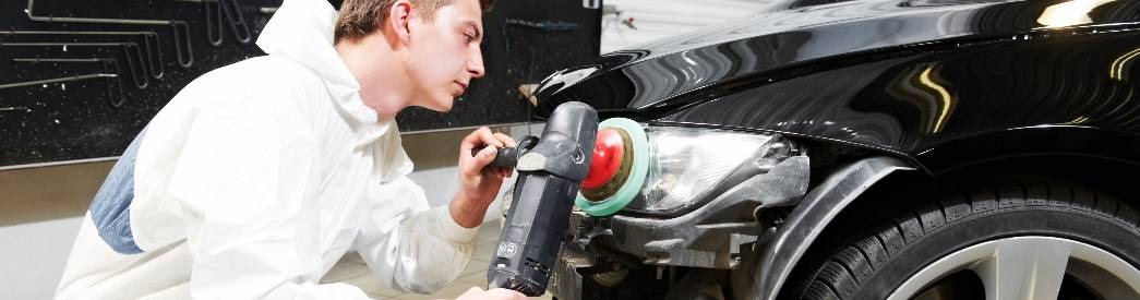 Scheinwerfer werden mit der Zeit blind, damit sie wieder strahlen, kann man sie polieren. Scheinwerfer polieren