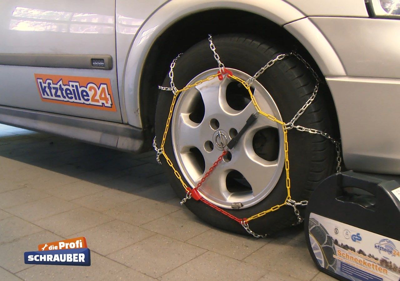 Wer die Montage übt, wird auch im Winter keine Probleme mit Schneeketten haben. montierte Schneekette
