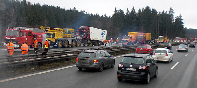 Übermüdung und Sekundenschlaf sind eine Hauptursache für Unfälle. Auffahrunfall Autobahn