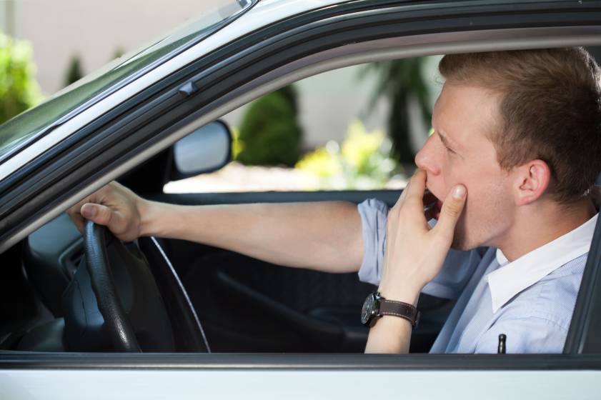 Brennende Auge und ausgiebiges Gähnen sind Alarmzeichen. Legen Sie eine Pause ein. Gähnen beim Autofahren