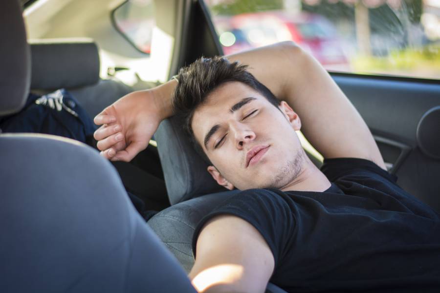 Eine Pause von 15-20 Minuten wirkt häufig Wunder. Pause im Auto