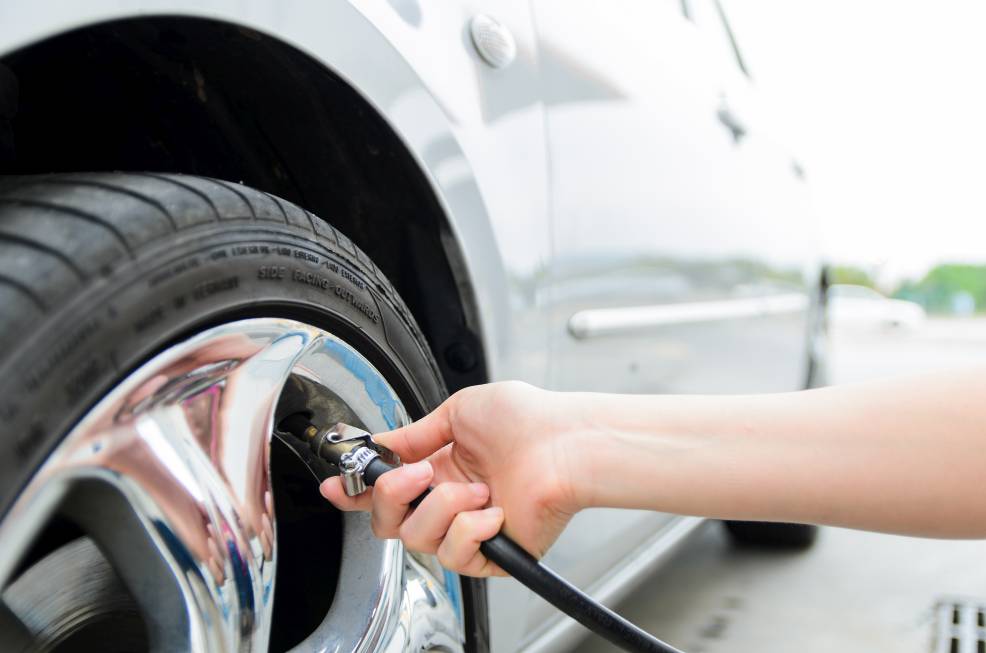 Reifendruckkontrolle sollte zu jedem zweiten Tankstopp gehören. Reifendruck