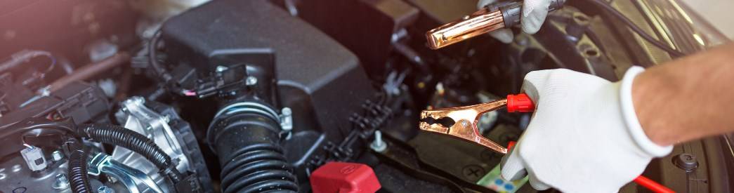 Ist die Batterie zu schwach, ist Starthilfe nötig. Wir erklären, wie es geht. Starthilfe mit Starthilfekabeln
