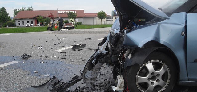 Jedes Jahr sterben in Deutschland mehr als 3000 Menschen durch Verkehrsunfälle Unfall mit Leichtverletzten