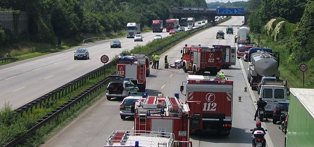 Polizei und Feuerwehr kümmern sich um einen Unfall auf der A40. Unfall auf der A40