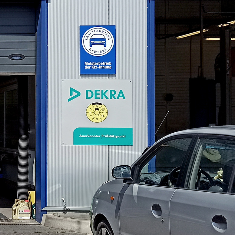 Ein Auto fährt zur HU/AU in unserer Kfz-Werkstatt in Spandau