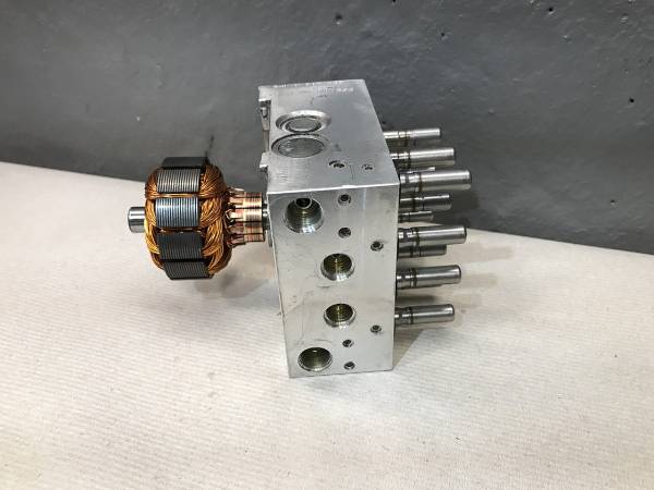 Die Hydraulikeinheit besteht aus Kanälen und Ventilen, über die der Bremdruck gesteuert werden kann. Hydraulikeinheit eines ABS-Moduls