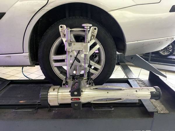 Die Achsvermessung kann im 2D- oder 3D-Verfahren erfolgen. Achsvermessung eines Ford Focus hinten