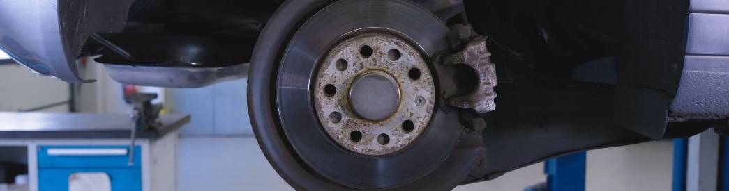Bei einem Bremsencheck wird der Zustand der Bremsen und die Bremsleistung des Autos geprüft. Bremsencheck
