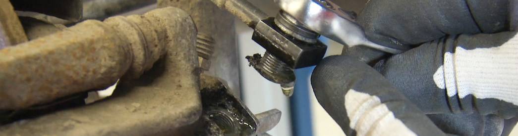 Ein Bremsschlauch kann porös und rissig werden und muss daher ca. alle vier Jahre gewechselt werden. Bremsschlauch wechseln