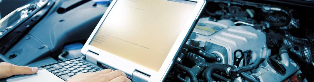 Mit einem Diagnosetester kann der Fehlerspeicher eines Autos gelesen werden. Fehlerspeicher auslesen
