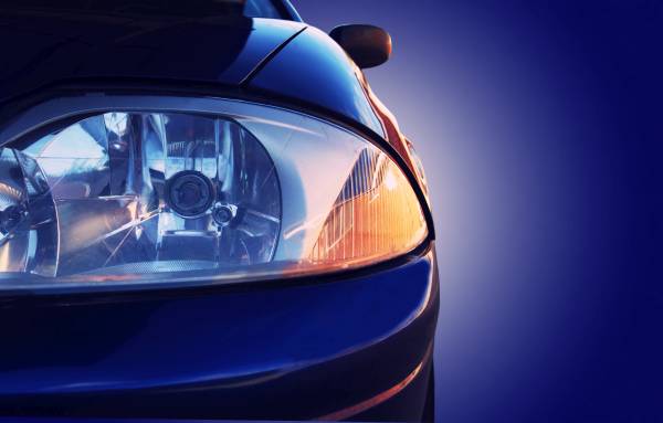Der Lichtcheck stellt sicher, dass der Fahrer gut sehen kann, ohne andere Verkehrsteilnehmer zu blenden. Hauptscheinwerfer eines Autos