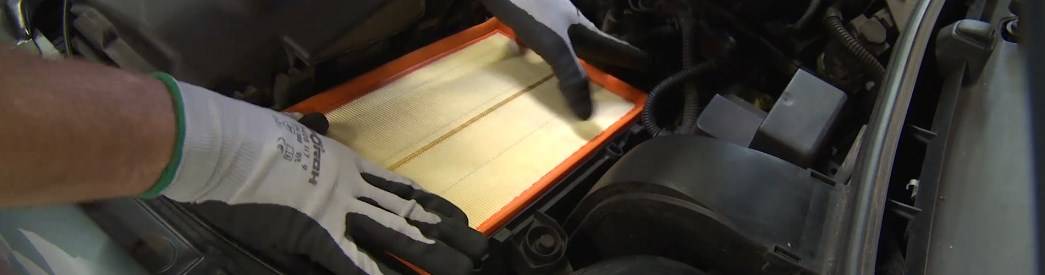Den Luftfilter zu wechseln, gehört zu den einfachsten Wartungsarbeiten an einem Auto. Luftfilter wechseln