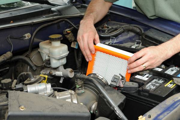 Wer die Filter seines Motors regelmäßig tauscht, erhöht die Lebensdauer des Aggregates. Luftfilter wechseln beim Motorcheck