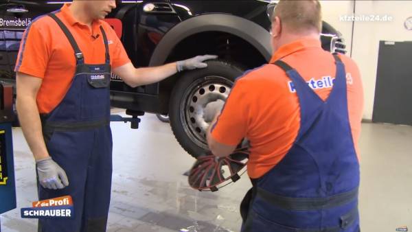 Zunächst wird die Radkappe entfernt. Zunächst wird die Radkappe entfernt.