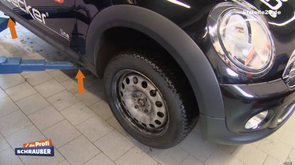 Achten Sie darauf, das Fahrzeug nur an den vorgesehenen Aufnahmepunkten anzuheben. Achten Sie darauf, das Fahrzeug nur an den vorgesehenen Aufnahmepunkten anzuheben.