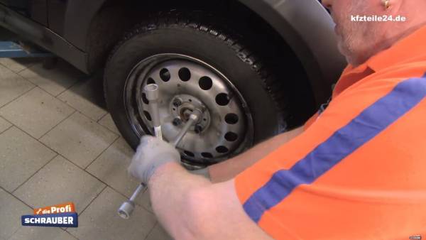 Die Radschrauben werden vor dem Anheben bzw. Aufbocken des Wagens gelöst. Die Radschrauben werden vor dem Anheben bzw. Aufbocken des Wagens gelöst.