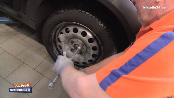 Die Radschrauben werden vor dem Anheben bzw. Aufbocken des Wagens gelst.