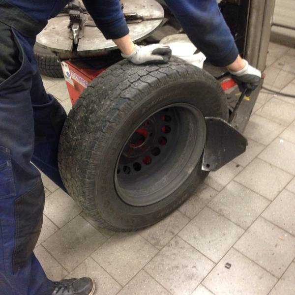 Mit dem Abdrücker wird der Reifen von der Felgenwand geschoben. Mit dem Abdrücker wird der Reifen von der Felgenwand geschoben.
