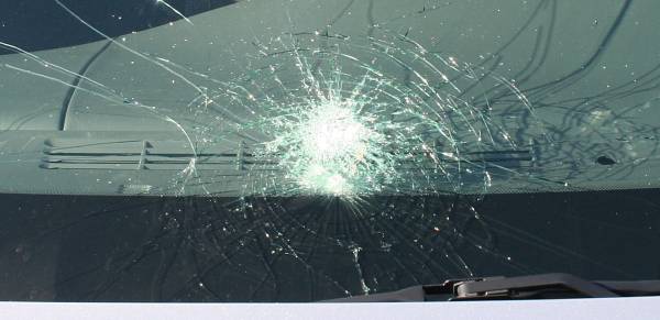 Die PVB-Folie sorgt dafür, dass keine großen Glassplitter eine Verletzungsgefahr darstellen zersplitterte Frontscheibe