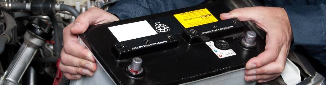 Ist die Batterie zu schwach für den Anlasser, muss sie gewechselt werden. Ausbau und Wechsel einer Autobatterie