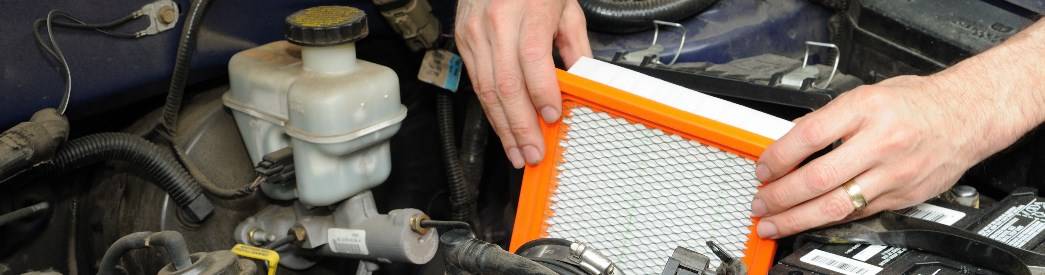 Einen neuen Luftfilter kann man auch als Kfz-Laie austauschen. Wechsel des Luftfilters