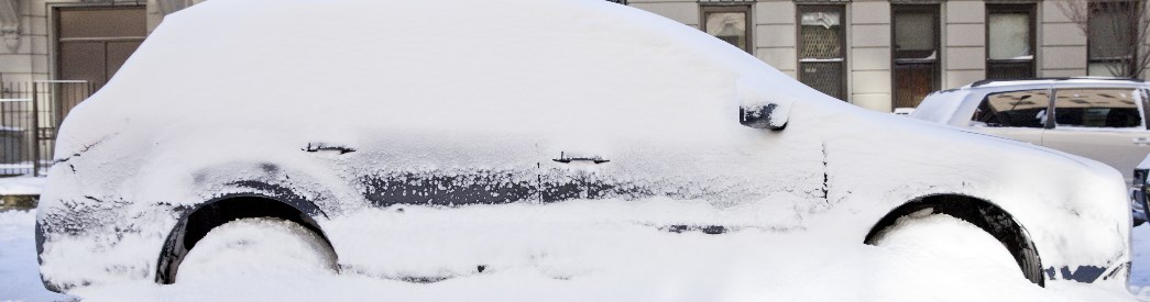 Eine funktionierende Heizung im Auto lernt man erst im Winter richtig schätzen. eingeschneites Auto