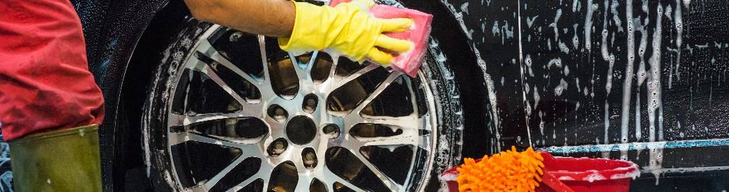 Die manuelle Autowäsche ist der gründlichste und schonendste Weg, das Auto außen sauber zu bekommen. manuelle Autowäsche - Felgen reinigen per Hand