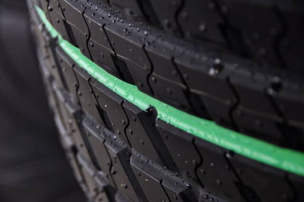 Das tiefe Profil dieser Bridgestone Winterreifen ist gut zu erkennen. Bridgestone Winterreifen