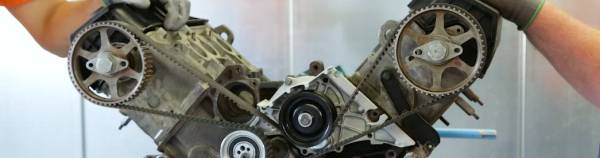 Der Zahnriemen treibt die Nockenwelle bzw. die Nockenwellen an, die wiederum die Ventilsteuerung übernehmen. Zahnriemen eines V6-Motors