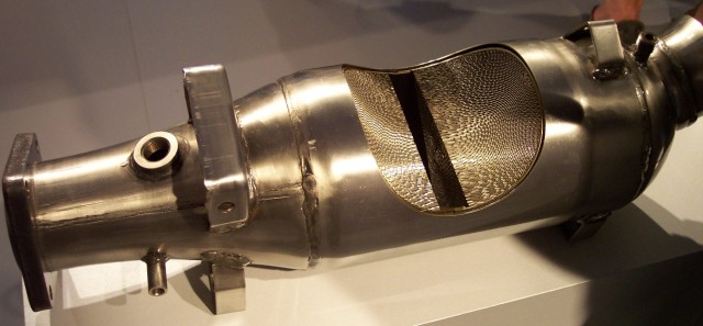 Im inneren eines Katalysators befindet sich der Wabenkörper auf den der Washcoat mit den Edelmetallen aufgebracht wird. Schnittmodell Katalysator